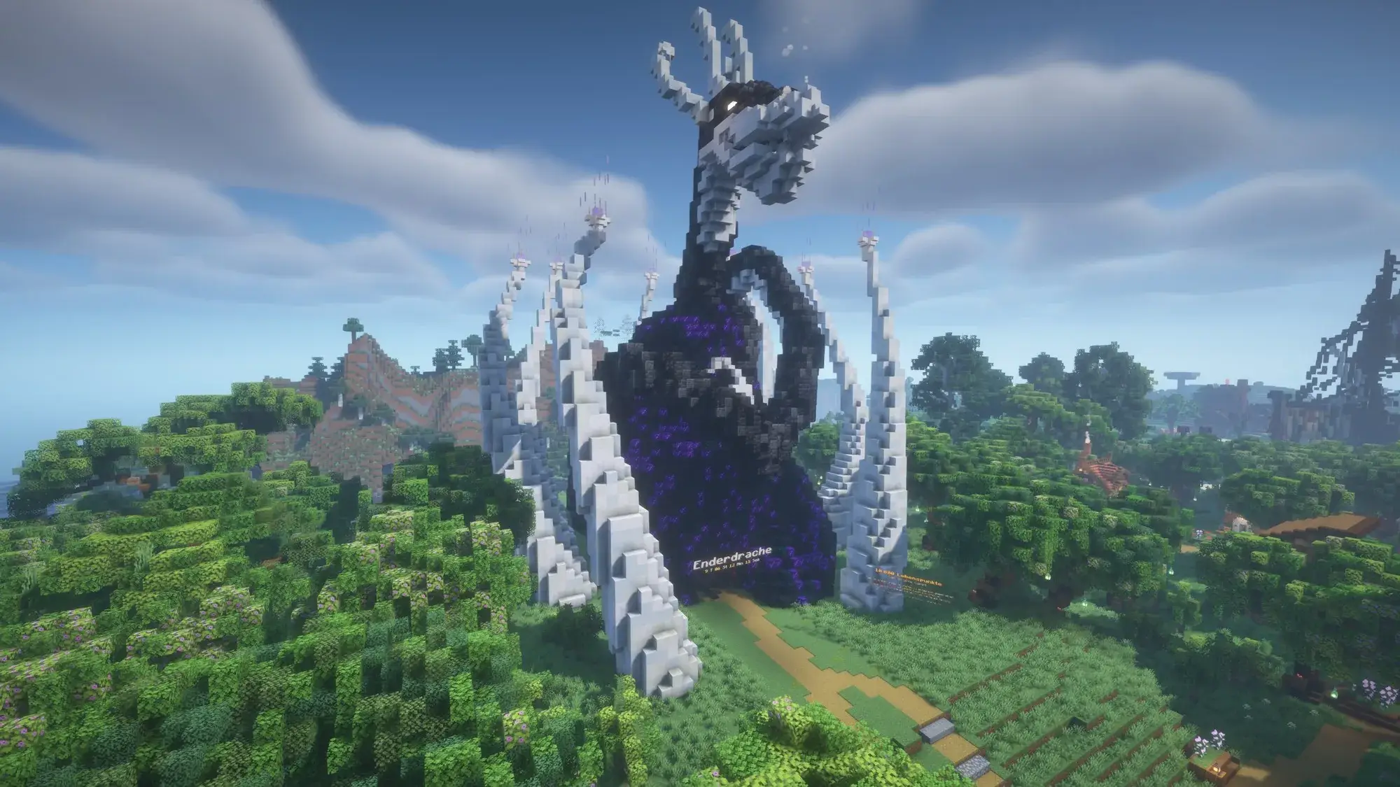 Eine riesige Enderdrachen-Statue aus Blöcken am Spawn