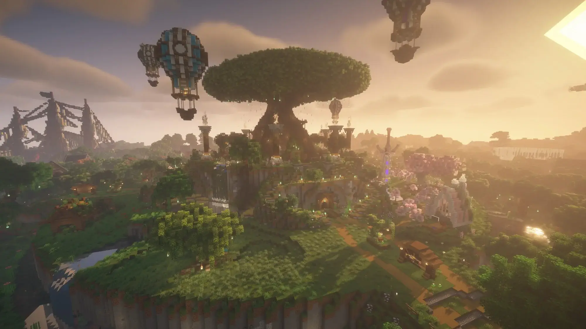 Der große Baum am Spawn von CraftAttack 14 im Abendlicht, darüber Heißluftballons